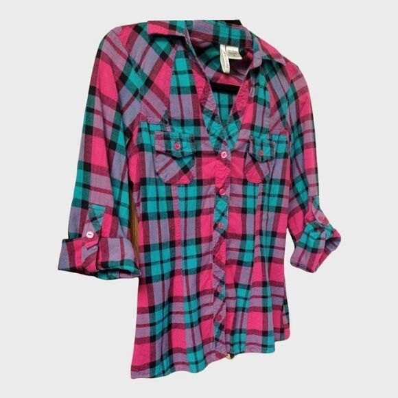 Passport Women's Multi-Color Pretty  Plaid Shirt. - Picture 3 of 11